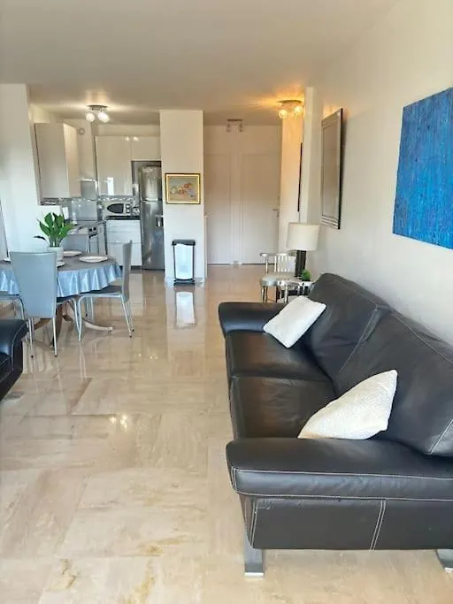 Appartement Lumineux Vue Mer, Piscine Et Tennis Nice 0*,  France